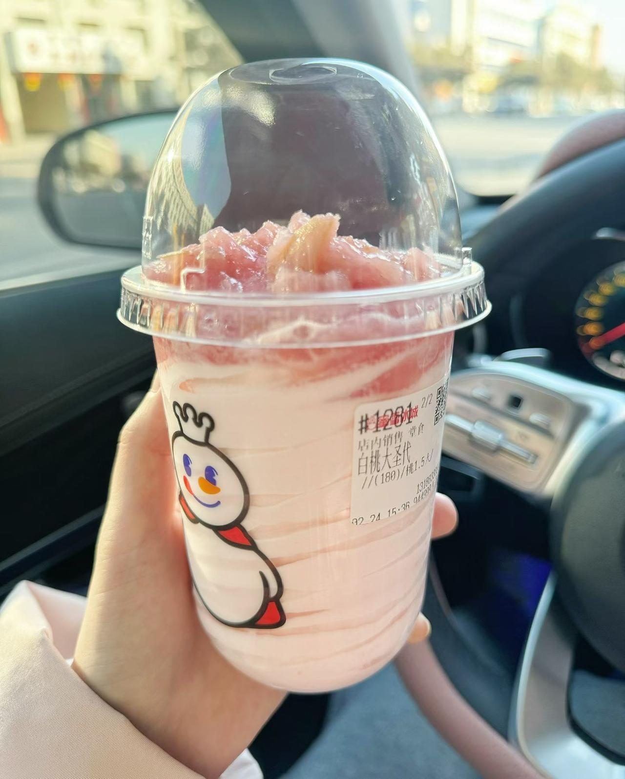 在车里的随手一拍，可爱雪人奶茶🍹