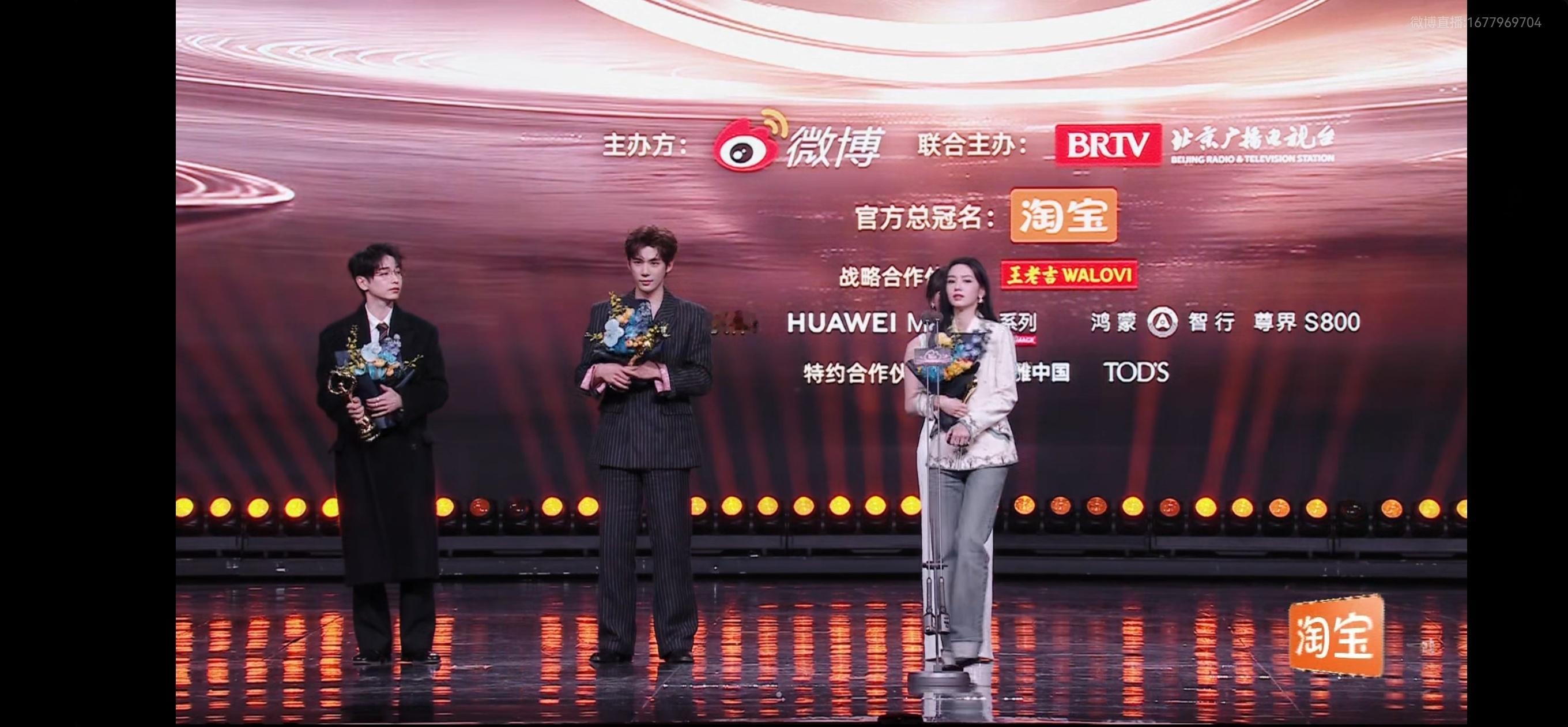 丑雕你坏事做尽了，看直播我一开始都没发现周也是女明星 