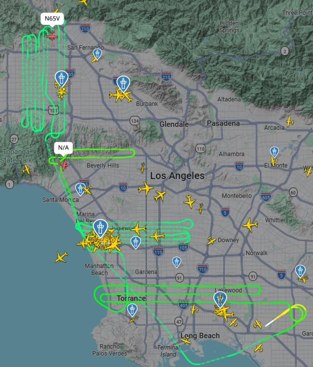 洛杉矶上空今早飞行轨迹密集如网，这张截图是上午9点40分左右拍的，飞机几乎覆盖了