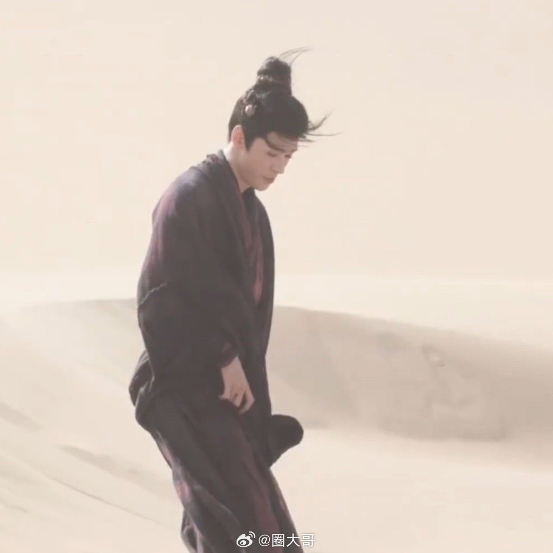 龚俊沙漠滑沙路透哇塞了啊，没想到龚俊在电视剧《凤舞九天》的新路透这么有趣啊，在沙