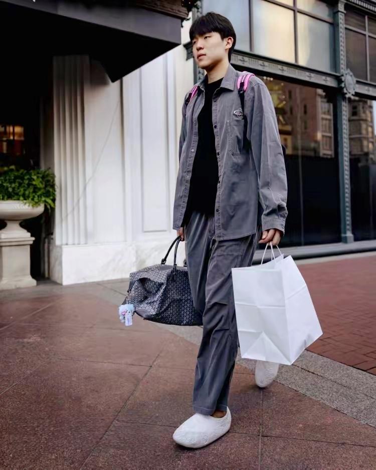 杨瀚森好帅呀，可惜不是在球场上

杨瀚森穿着休闲衣，提着包包在街上的照片，显得很