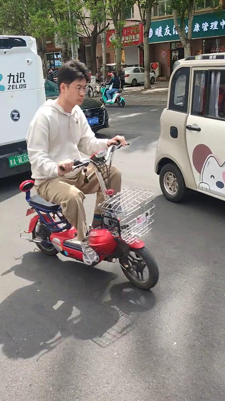 看这个无人机车辆左转弯。