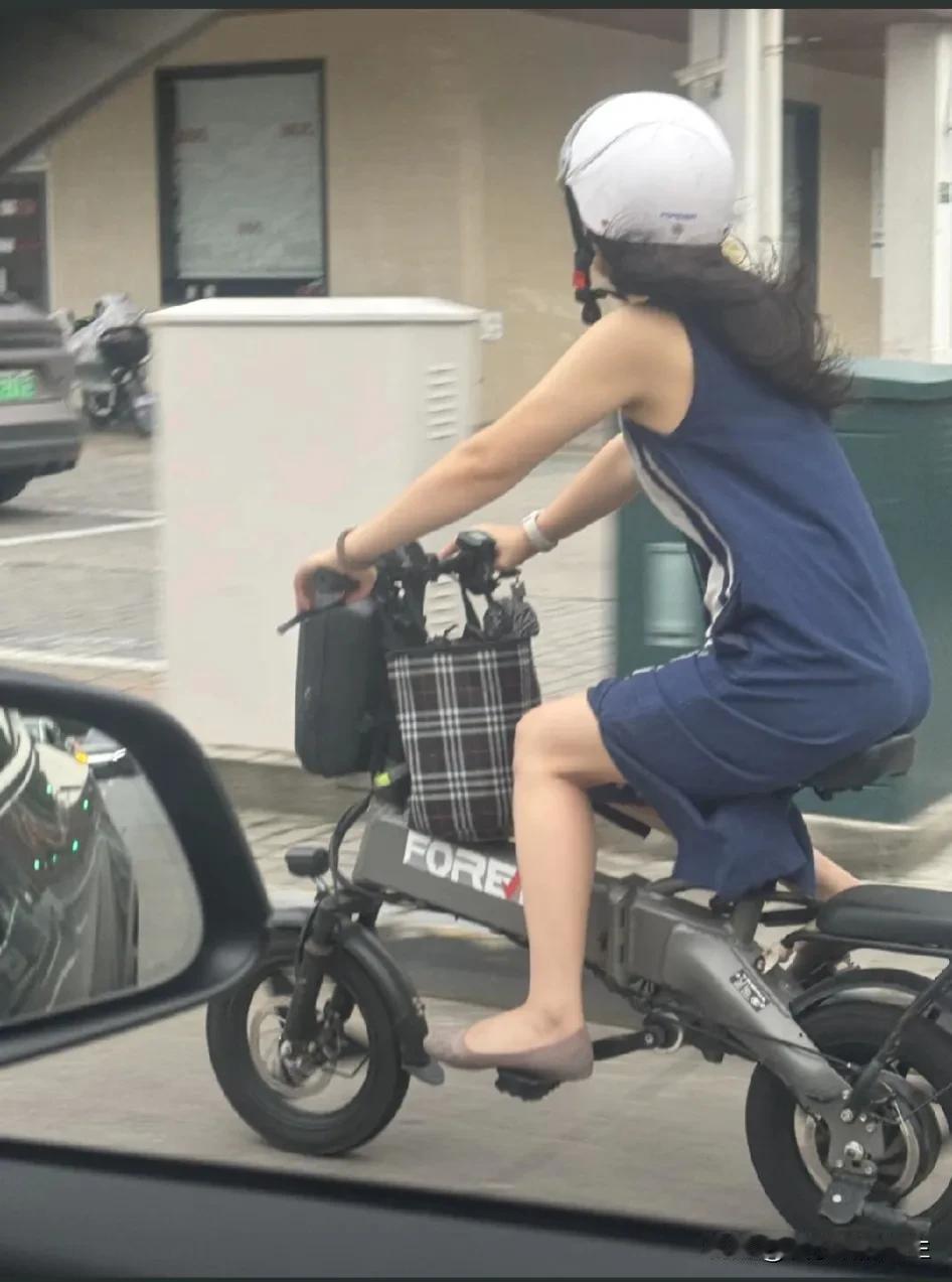 如果你开车，却发现你的领导骑电瓶车，而且住的还挺近，你会主动提出每天接送吗？[灵