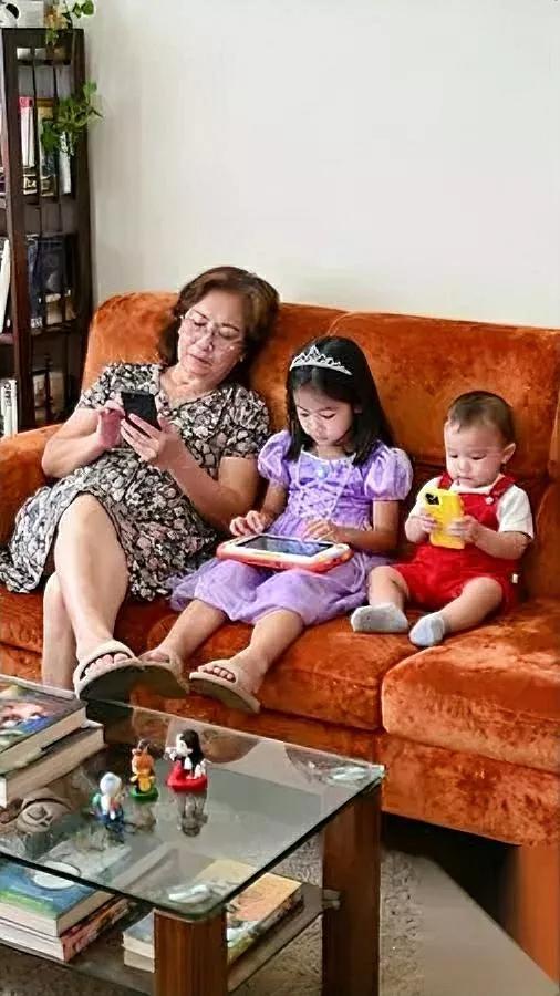 家人们，见过“手机搭子”式带娃吗？

我大嫂带6岁孙女和2岁半孙子，几乎不怎么带