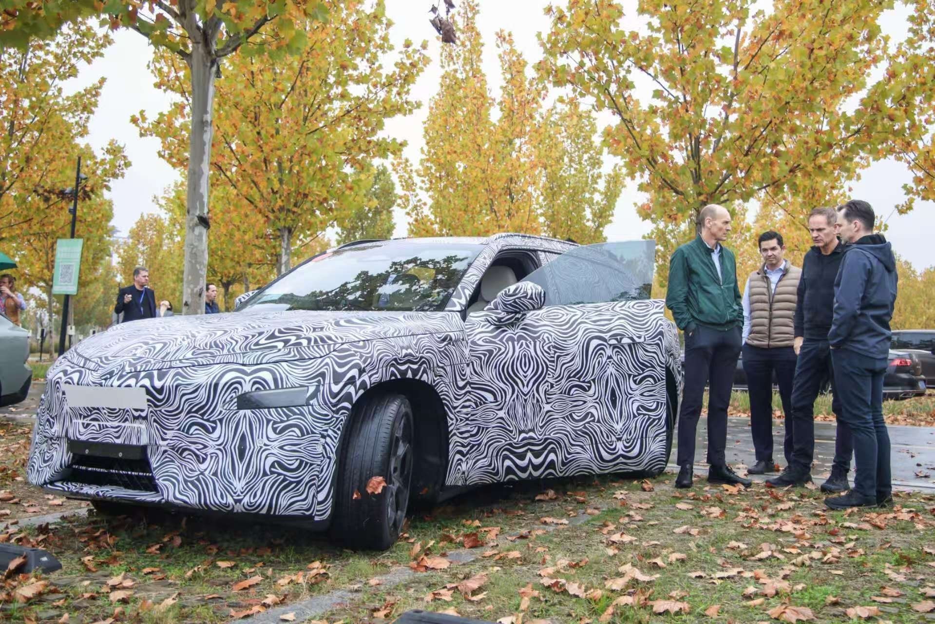 这是在停车场偶遇什么了？[嘻嘻]大众新ID伪装车，借着进博会的来中国的机会，大佬