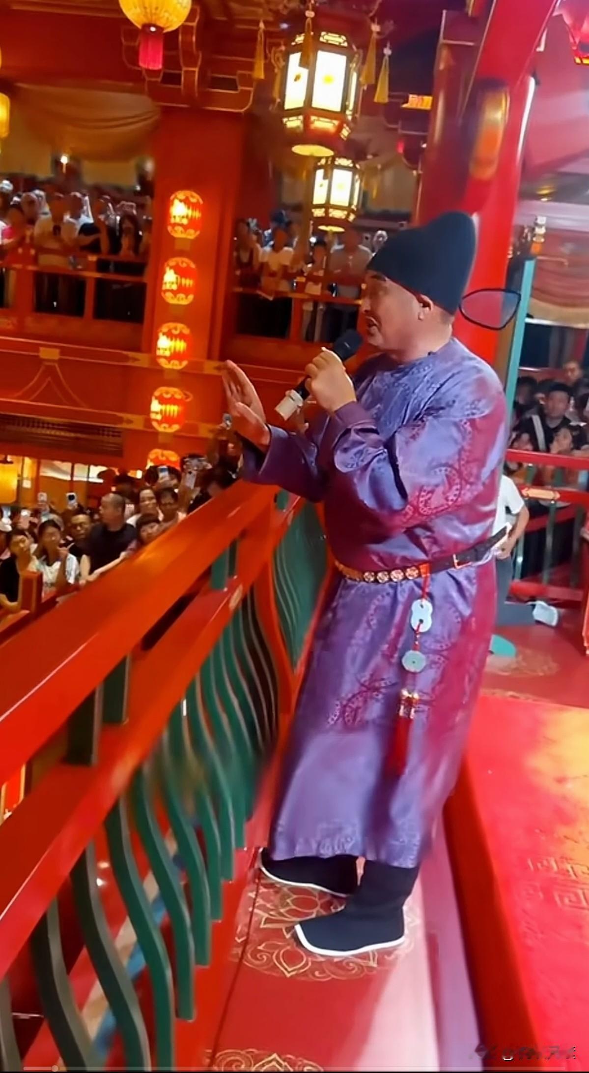 人山人海黑压压一片，欢呼声不断，
这样的演出场面现在很少见了，
大衣哥朱之文不愧