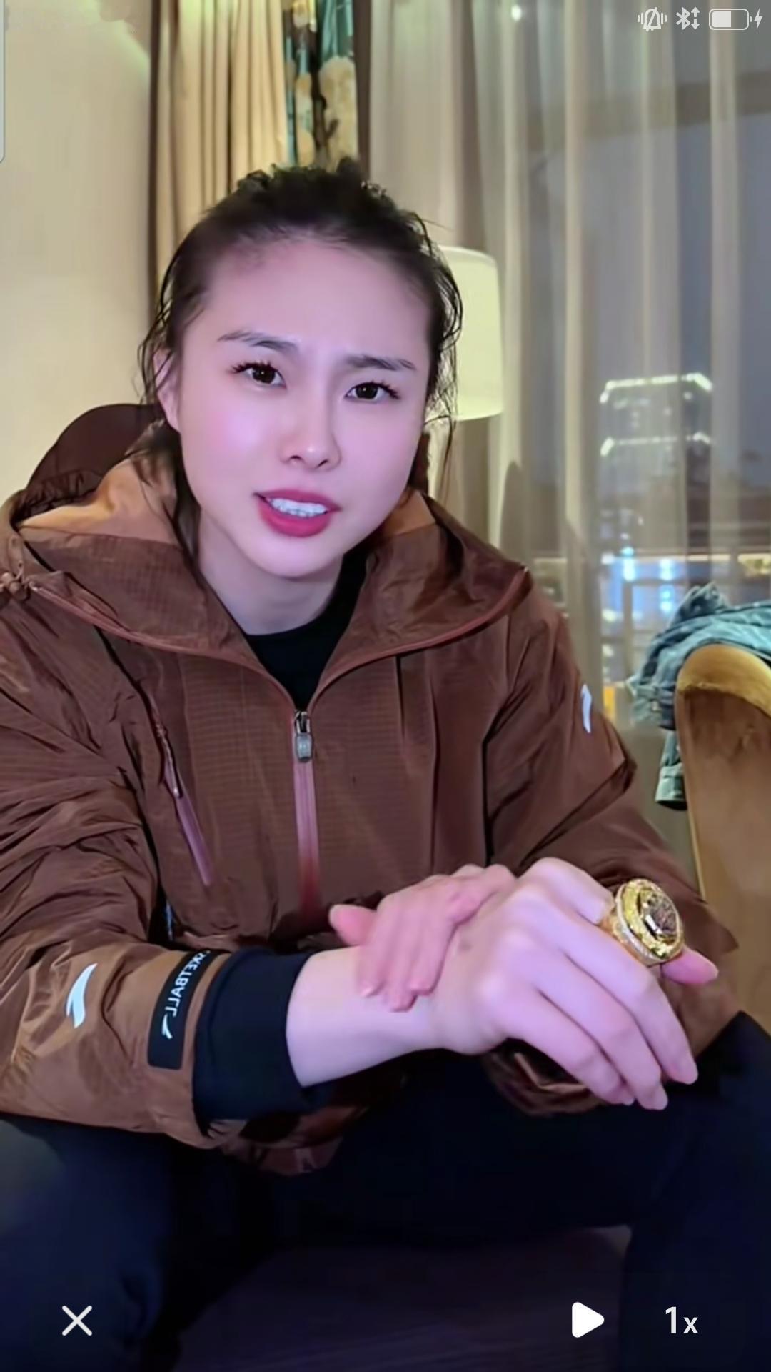 【中国女篮名将王思雨在直播间与球迷互动，手上戴着总冠军戒指💍幽默的说，不知道怎