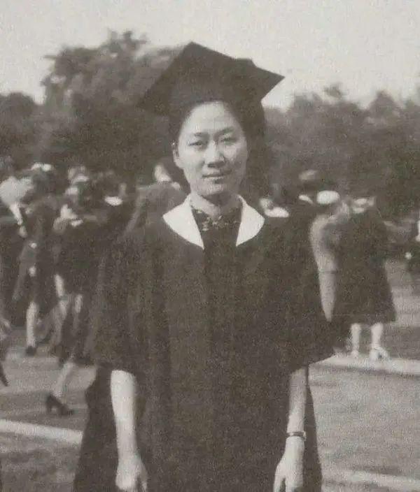 1933年，燕京大学校园里，才子钱钟书对校花赵萝蕤展开了追求，可赵萝蕤压根没往心
