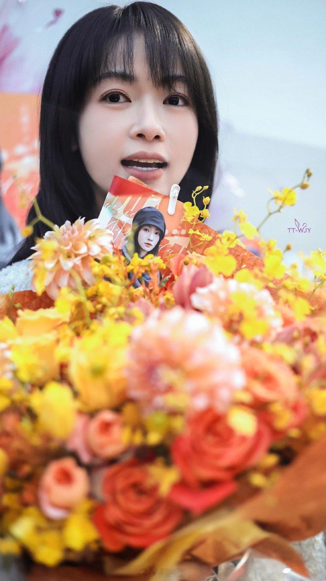 吴谨言重生之门源起杀青照哇哇哇哇，吴谨言在电视剧《重生之门源起》的杀青节奏来了，