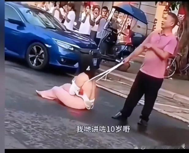 男子当街挡路还猥亵女子，本以为女子会忍气吞声，没想到她直接一个巴掌回击，这惊天反