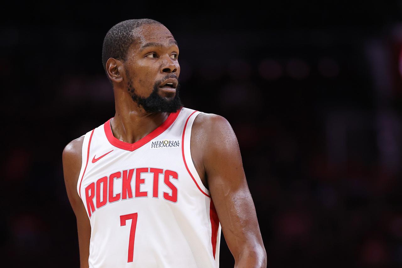 离开勇士后，杜兰特想要再拿个总冠军好难。
去年夏天，杜兰特从太阳队交易到了火箭队