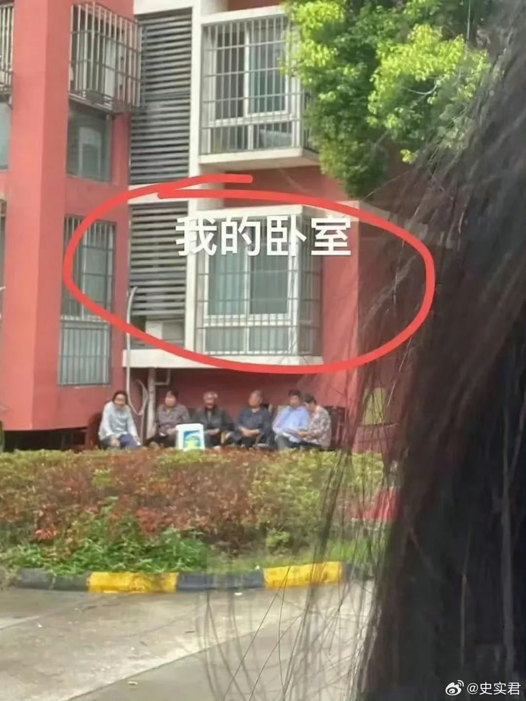 网友问该如何破解？我真的快哭了，自从天气暖和后，每天都有大爷大妈搬着凳子出来晒太