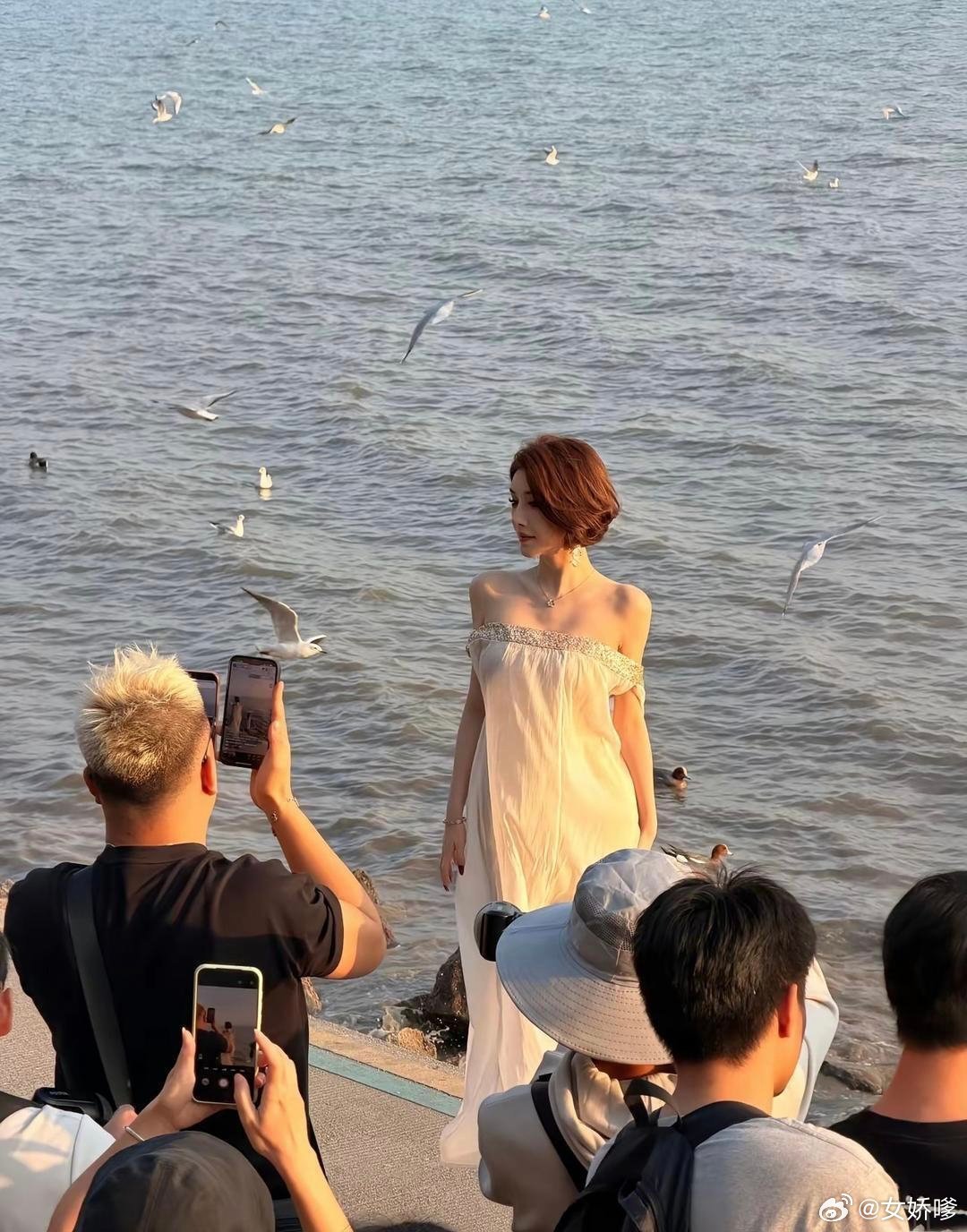 还是没看明白这个衣服到底怎么挂稳的
