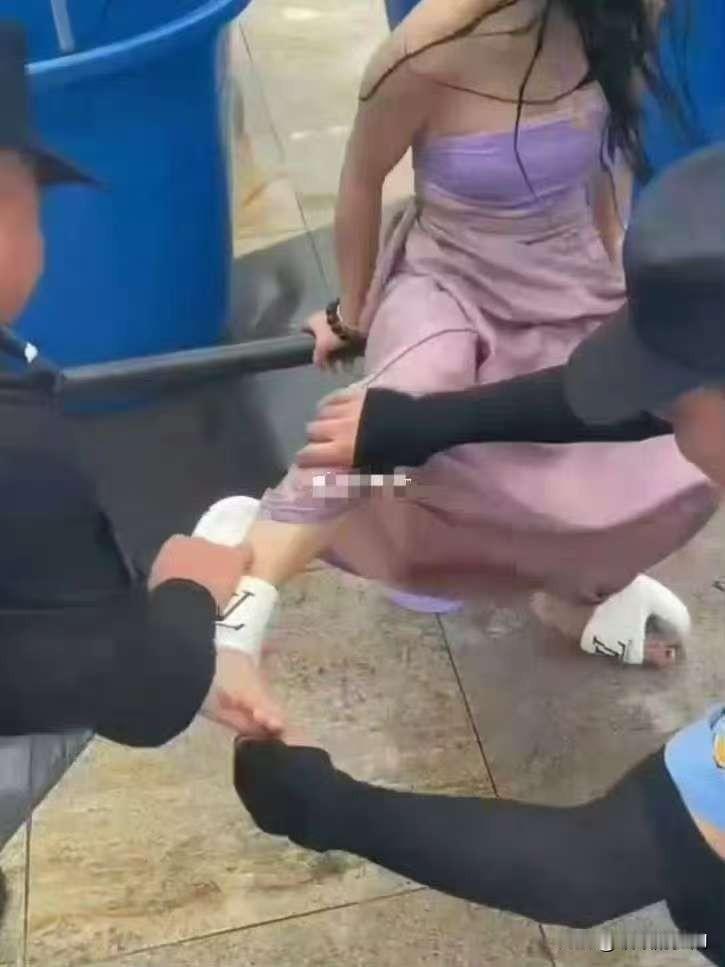 这下尴尬了
鞋子套到了脚脖上
最后求助警察