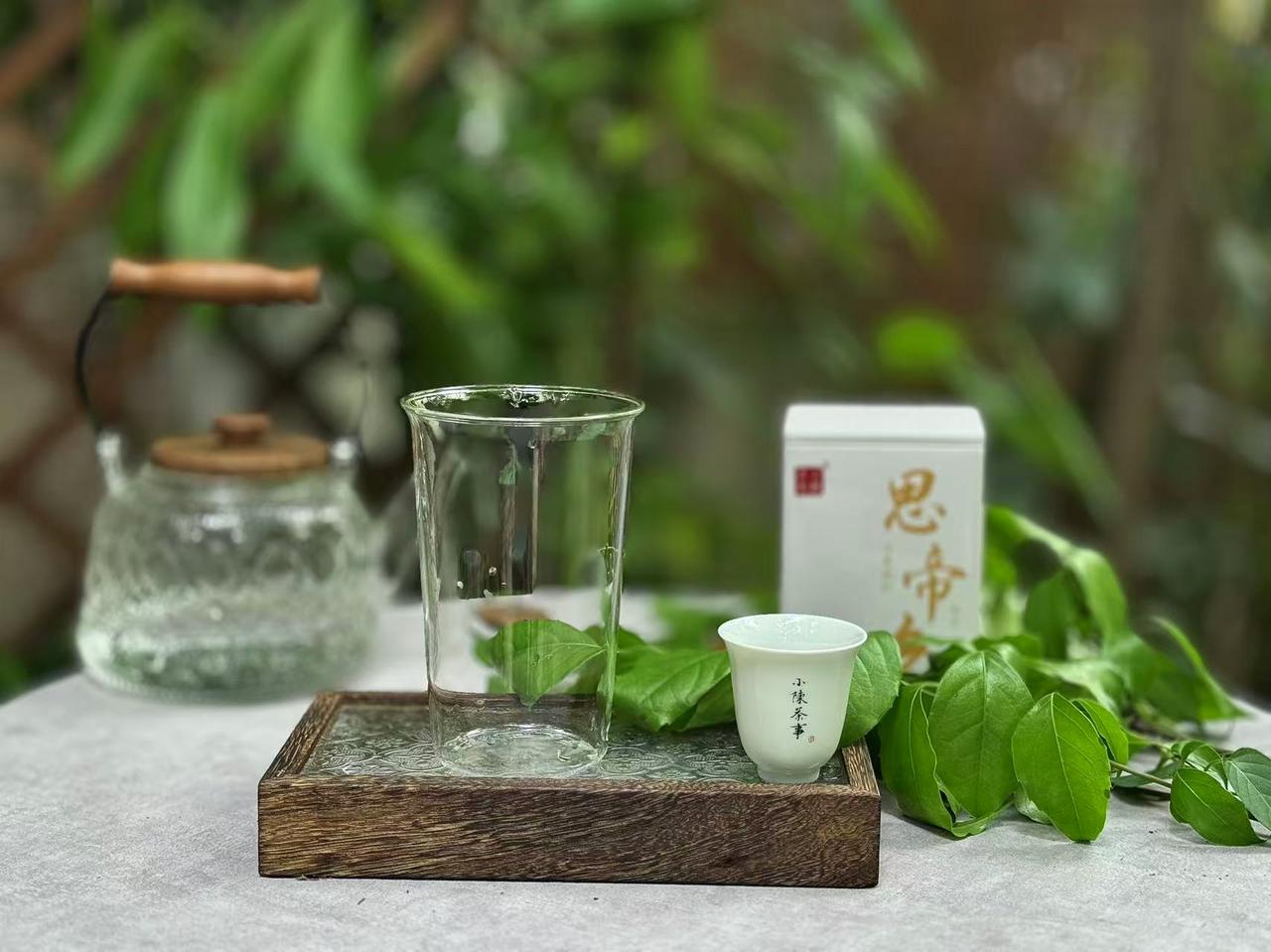 适合夏天的3种懒人泡茶法推荐！
第一种，玻璃杯泡。
取一只干净透明的直筒玻璃杯，