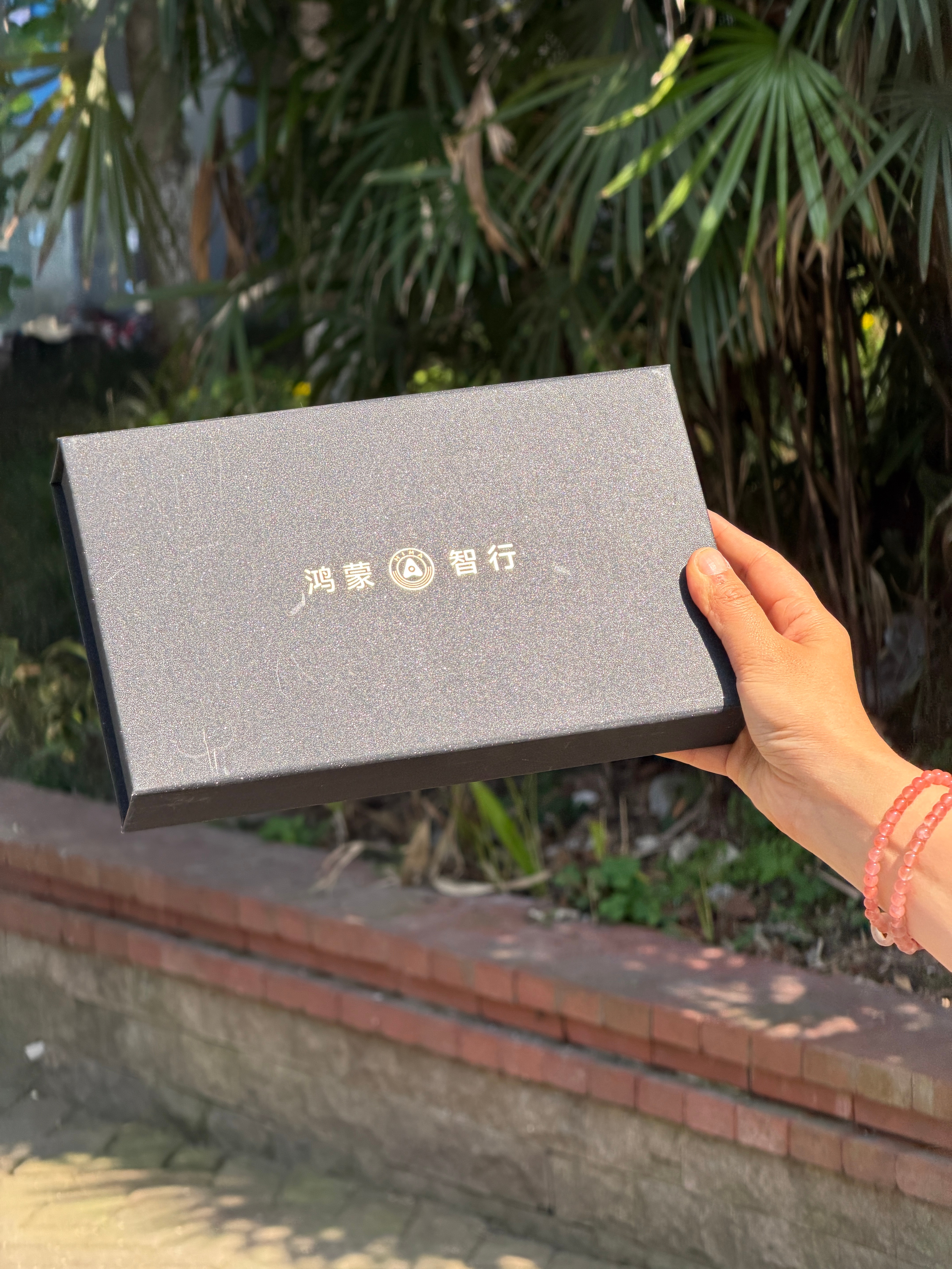 鸿蒙智行交付的卡片钥匙盒才发现在太阳下金闪闪的！真漂亮