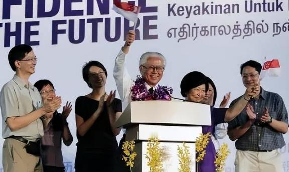 有些人不知道，目前新加坡是最不希望西方落后于中国的，他们整天在呼吁西方要防备中国
