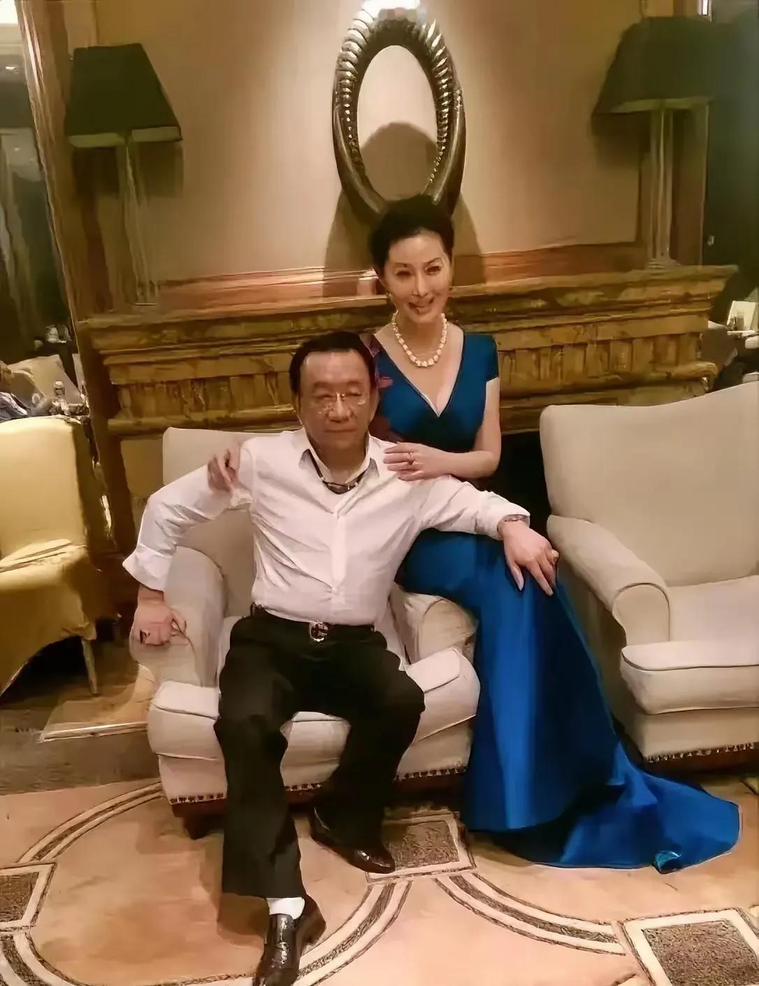 侯燿华和王思怡在一起，两个沙发为啥要坐在一个上？看着非常拥挤，一人做一个沙发多舒