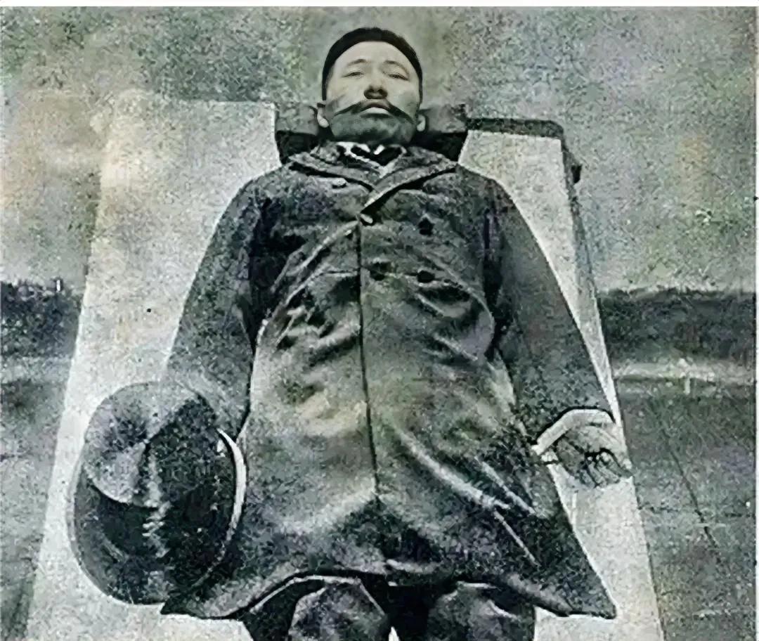 1914年，革命元老，范鸿仙的最后一张遗容，照片中的他穿着西装，双拳紧握，让人痛