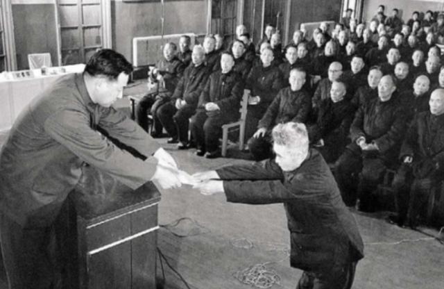 1975年，82岁的毛主席突然说：功德林里的国民党战犯，都放了算了，这些人一个不