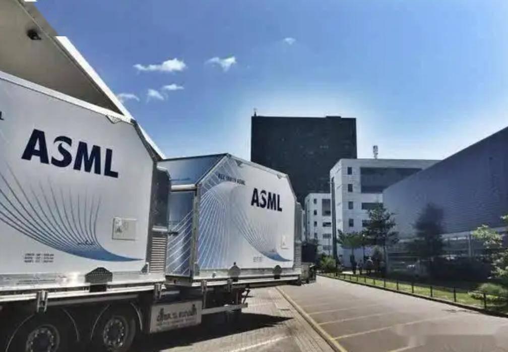 做光刻机的荷兰阿斯麦公司的，离破产，只有五年！
谁也没想到，做光刻机的荷兰阿斯麦