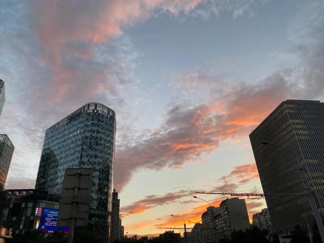 每当快要夜幕降临时，美丽的晚霞映入眼帘，一道金光，让天空变得金黄，让大地也发出闪