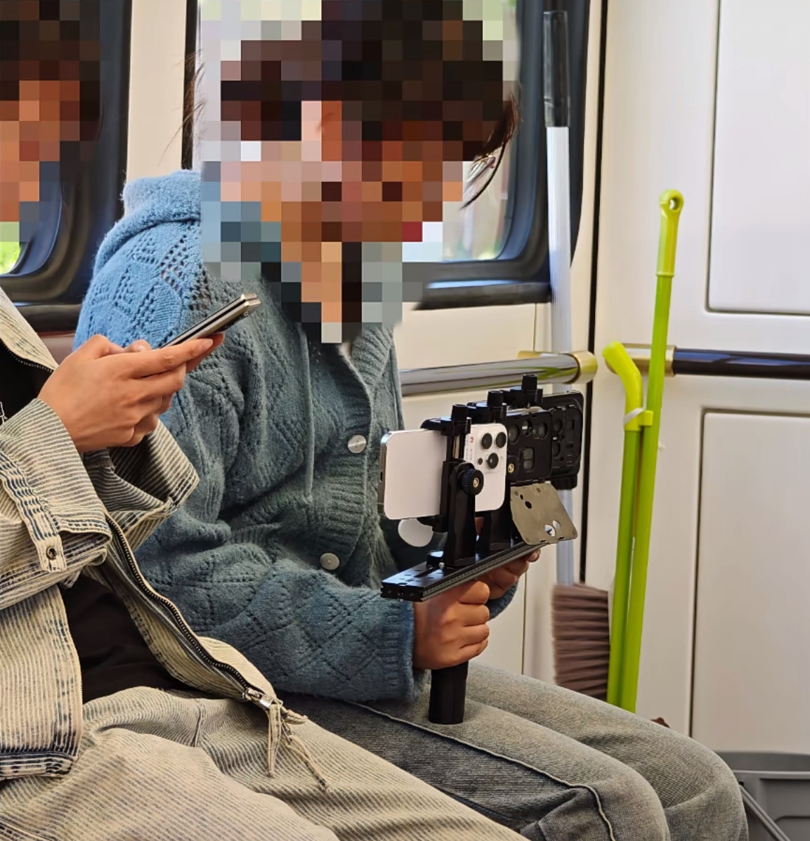 Pura 80在地铁上跟 iPhone 一起做测试，被拍到了 ​​​