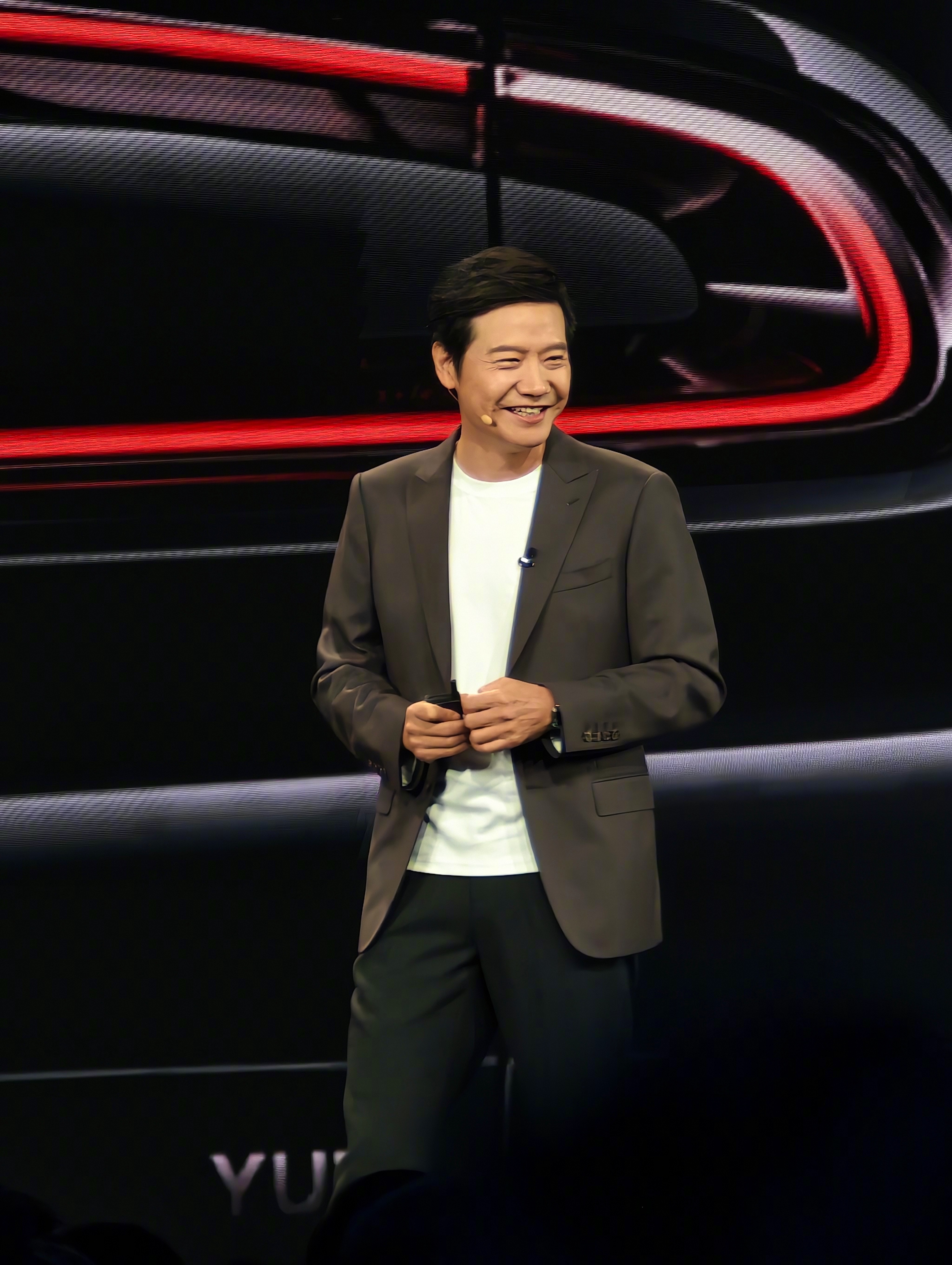 让从来没去过发布会现场的工作室小伙伴去 雷军年度演讲 感受一下，整个被主题➕雷总