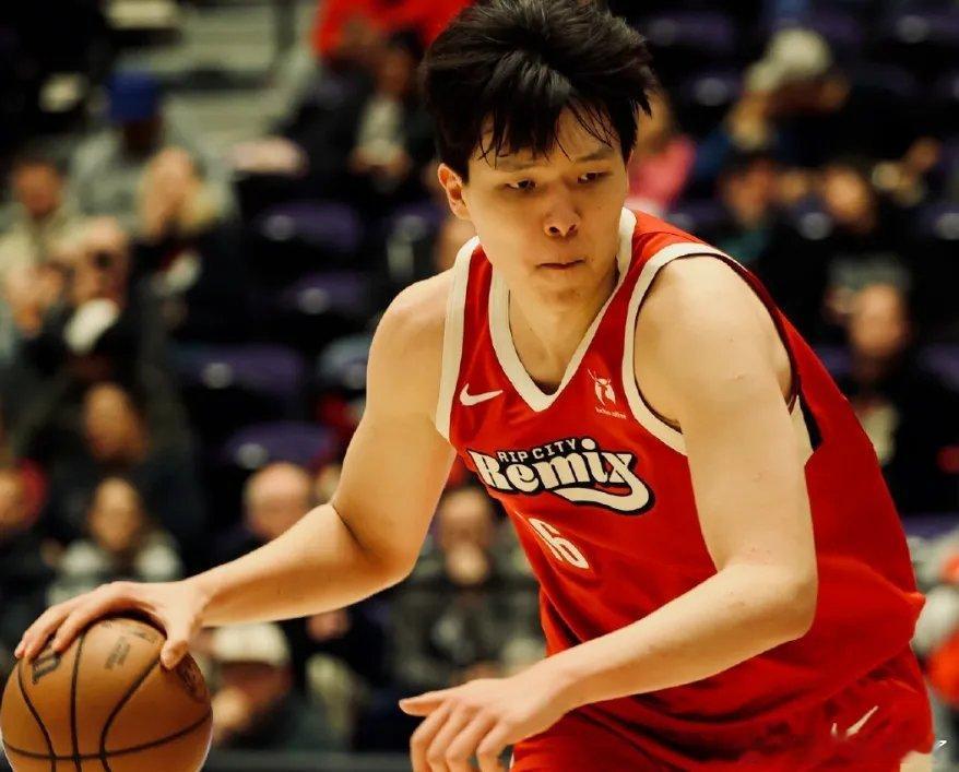 杨瀚森G联盟生涯新高+全面表现 混音加时惜败快船 北京时间12月5日，G联盟开季