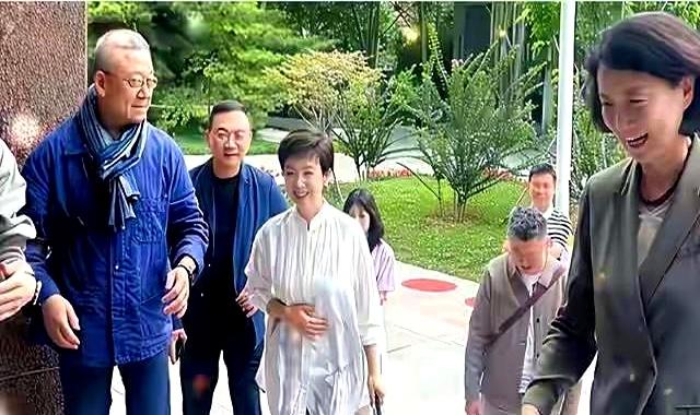 63岁了，没生娃、嫁给大10岁的男人，这样的人生到底会不会后悔？
很多人一听就开
