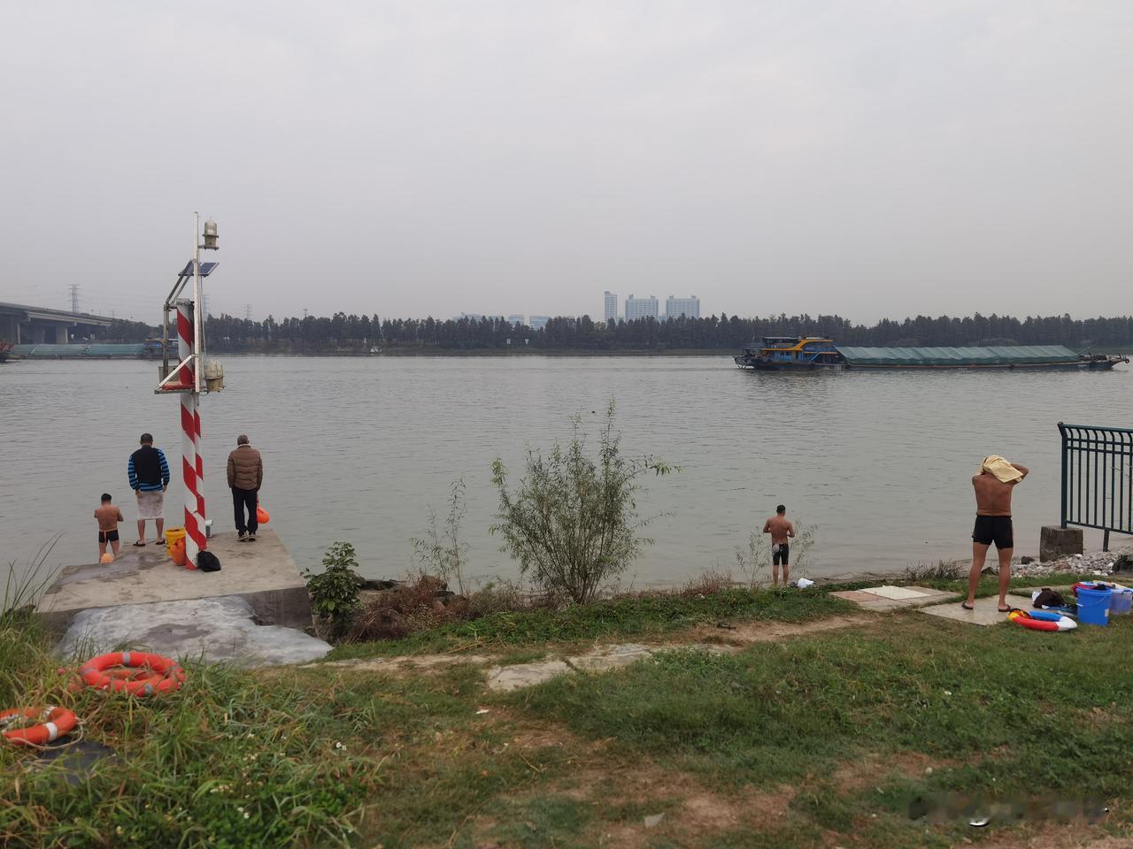 5026年的第一天，
依然有不少泳士坚持冬泳！
新年新气象，
新年第一天，
为让