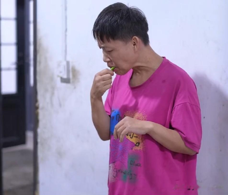 姐姐做饭太晚，梦秋都饿急眼了，拿起生辣椒就吃，被亮哥阻止后又去菜园摘豆角吃