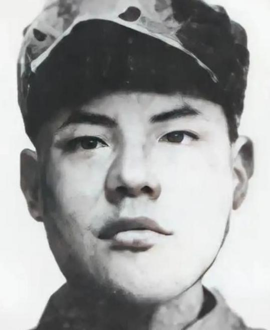 1943年，仅25岁的八路军科长被俘，日军把他带到华丽住所，还找来美娇娘与他同房