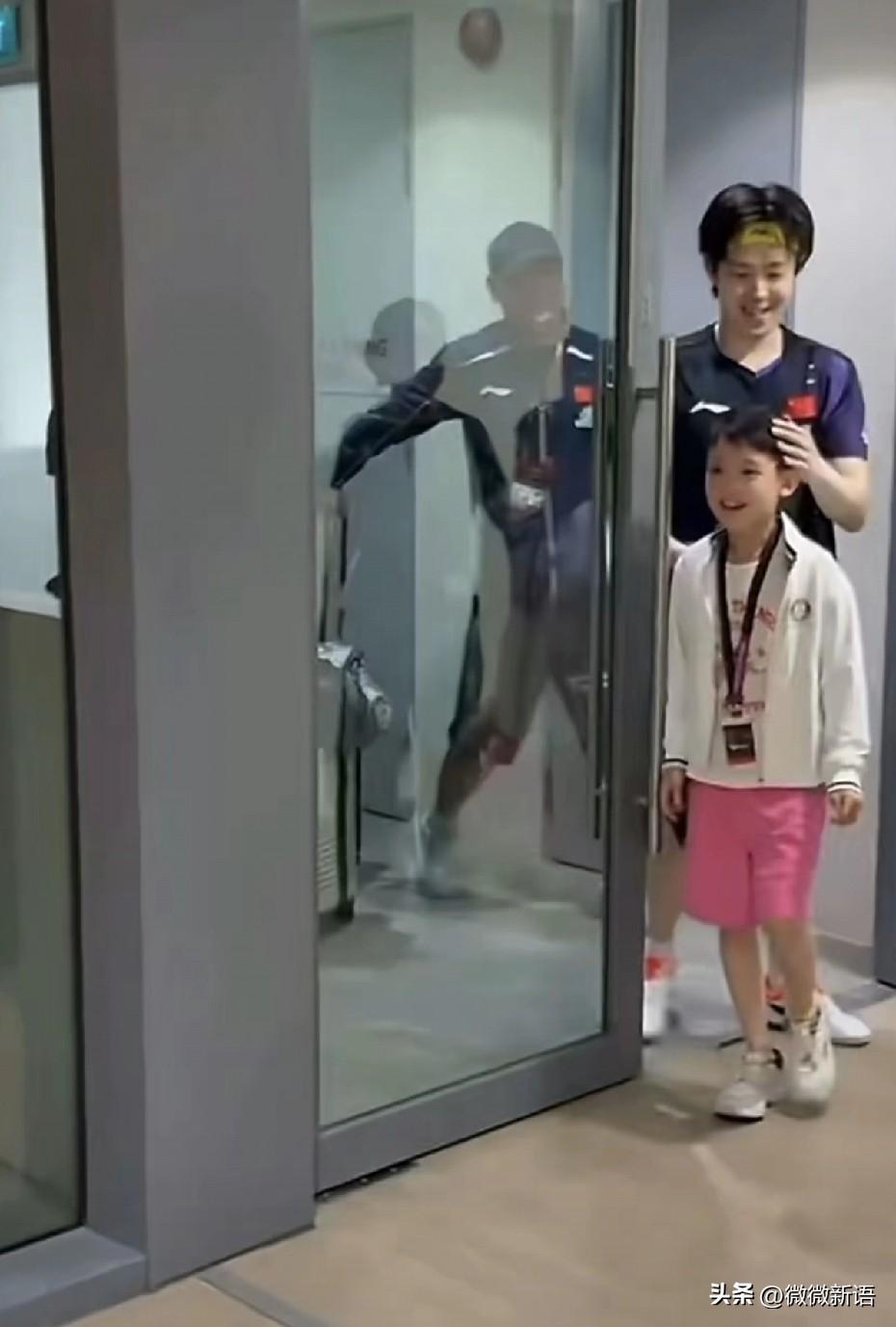 海螺看楚钦真的是星星眼呀！
海螺是真的很喜欢楚钦哥哥，楚钦哥哥也喜欢摸小海螺的头