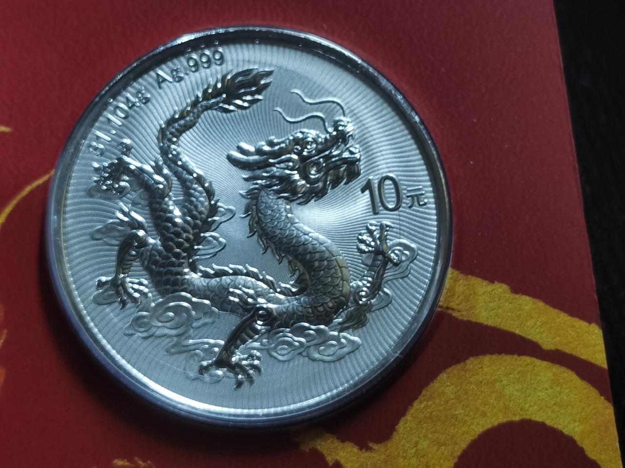 这是2025中国龙鸿运卡，以前没人注意，也算是中国龙家族中的普通品种，最近大家都