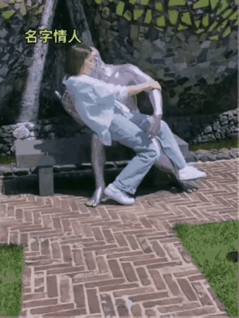 太过分了吧，这光天化日的，这女的有多久没碰过男人了，三年，五年？

（网图侵删）
