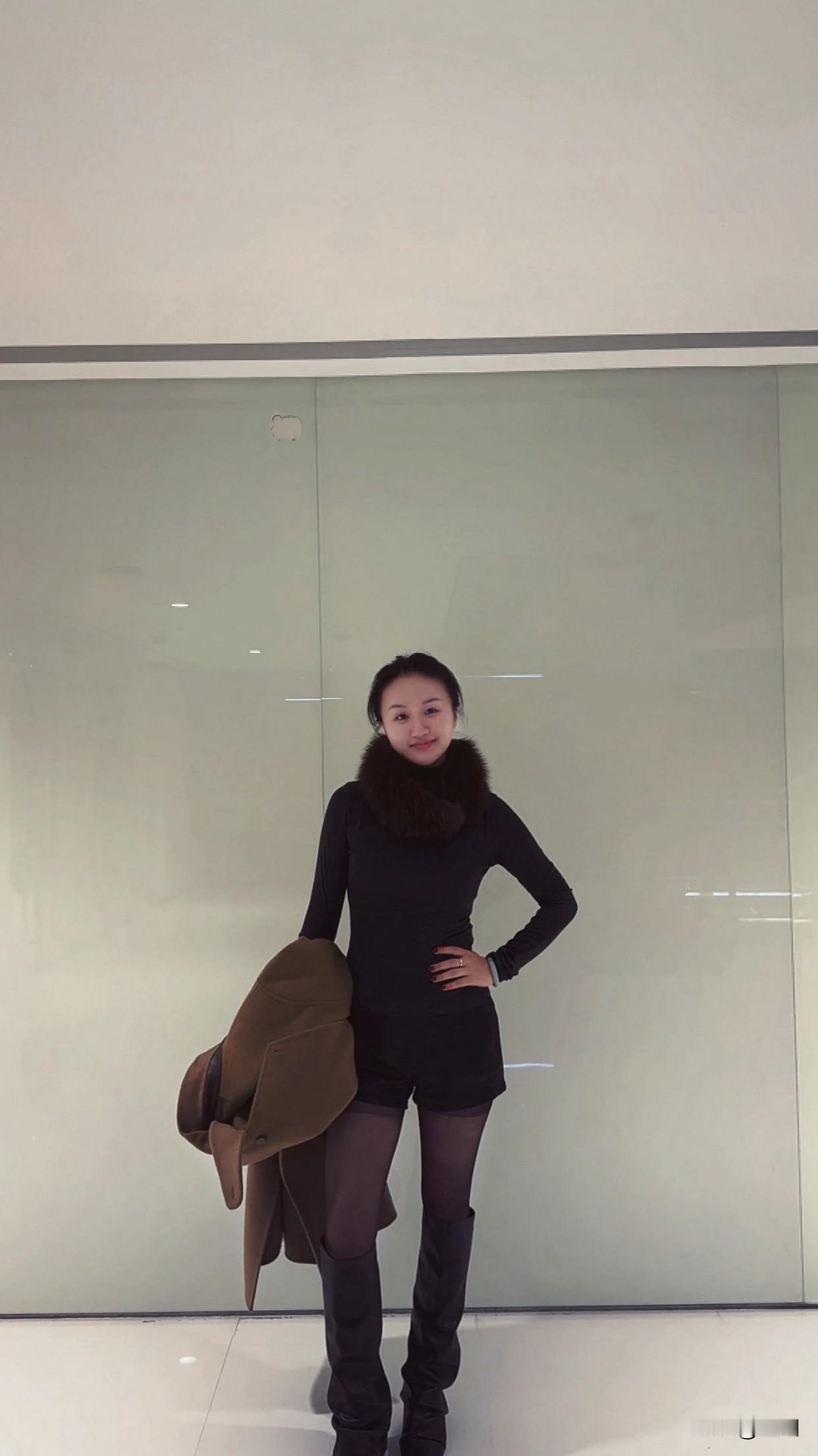 很多人忙忙碌碌追求金钱和面子，像那位连续加班两周拿下百万大单的同事，发完朋友圈又