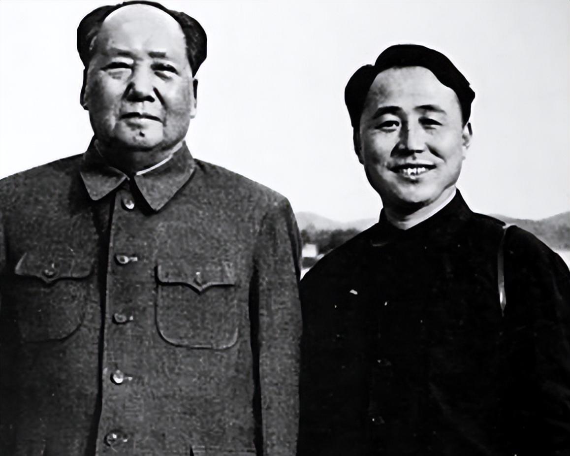 在新中国的近代历史上，毛主席是当之无愧的伟大领导人，他为新中国所做出的贡献，是值