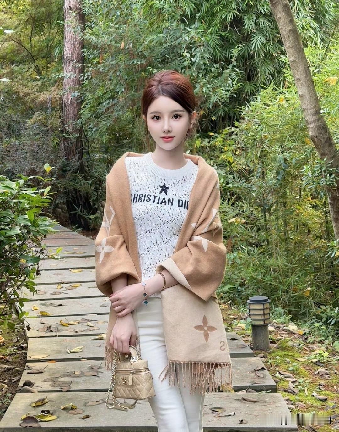 秋日森林漫步，温柔针织衫与自然相映成趣