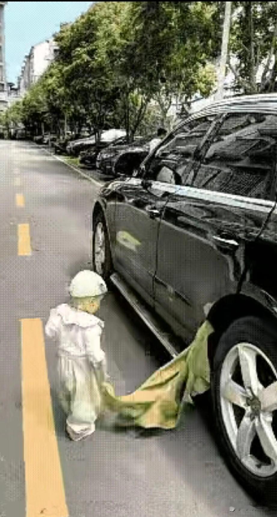 大人下车关门，把小家伙的衣服夹住了，大人也没看就走了。小孩子很聪明，遇事有主见，