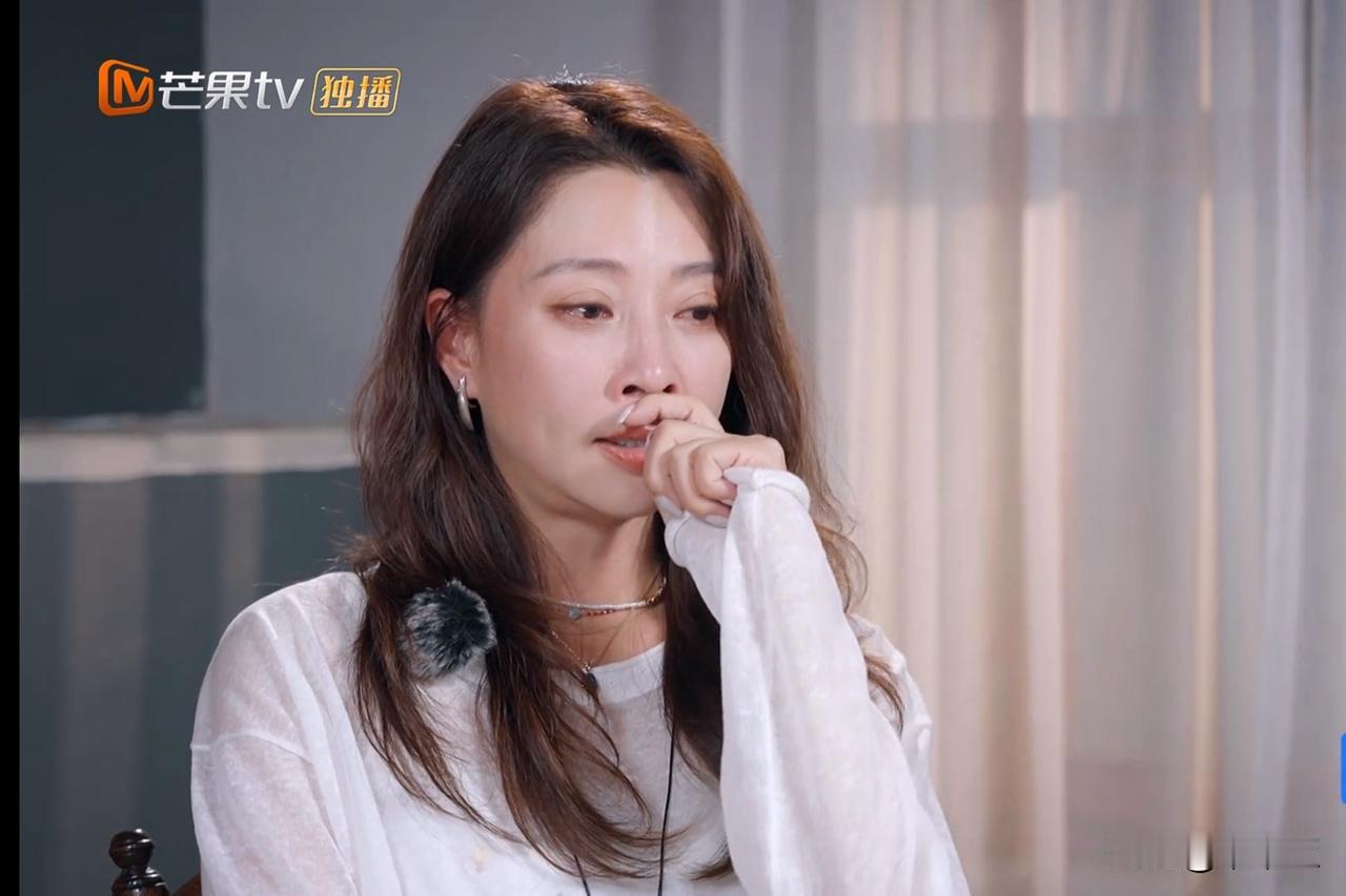 导演组把殷桃惹哭了……

听到导演组说“你在离开酒店时，说了一句‘再见了小屋’，