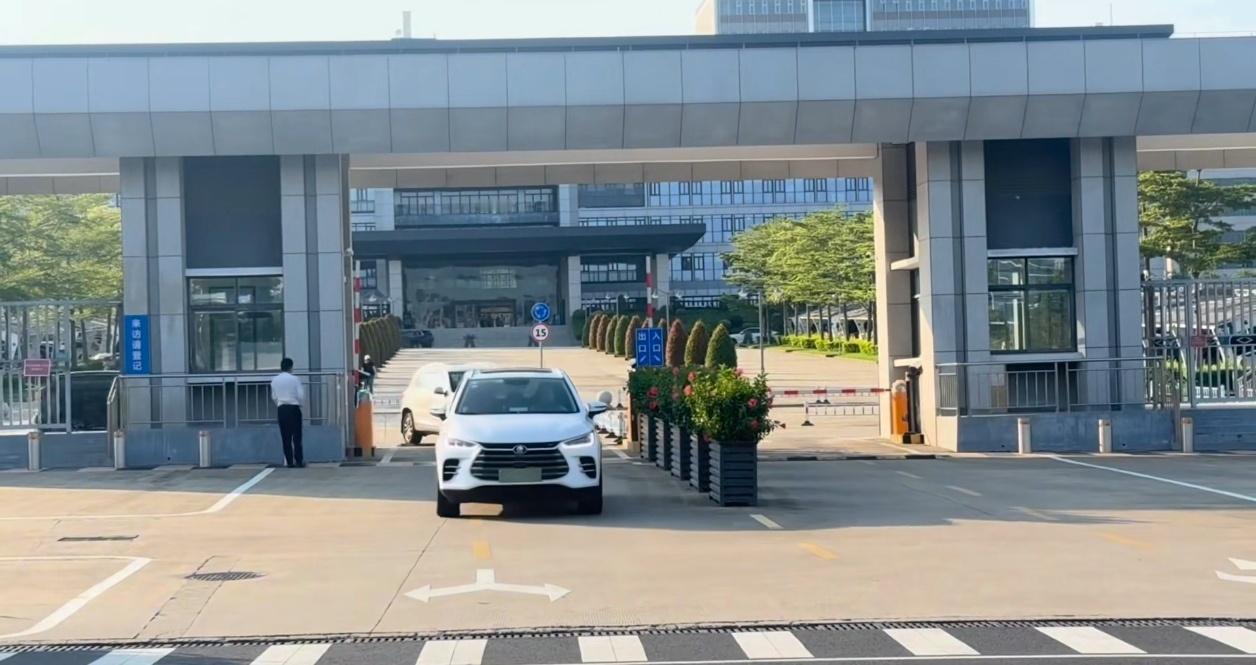 以前清一色的帕萨特、凯美瑞，如今被比亚迪、上汽、广汽这些国产新能源车挤得满满当当
