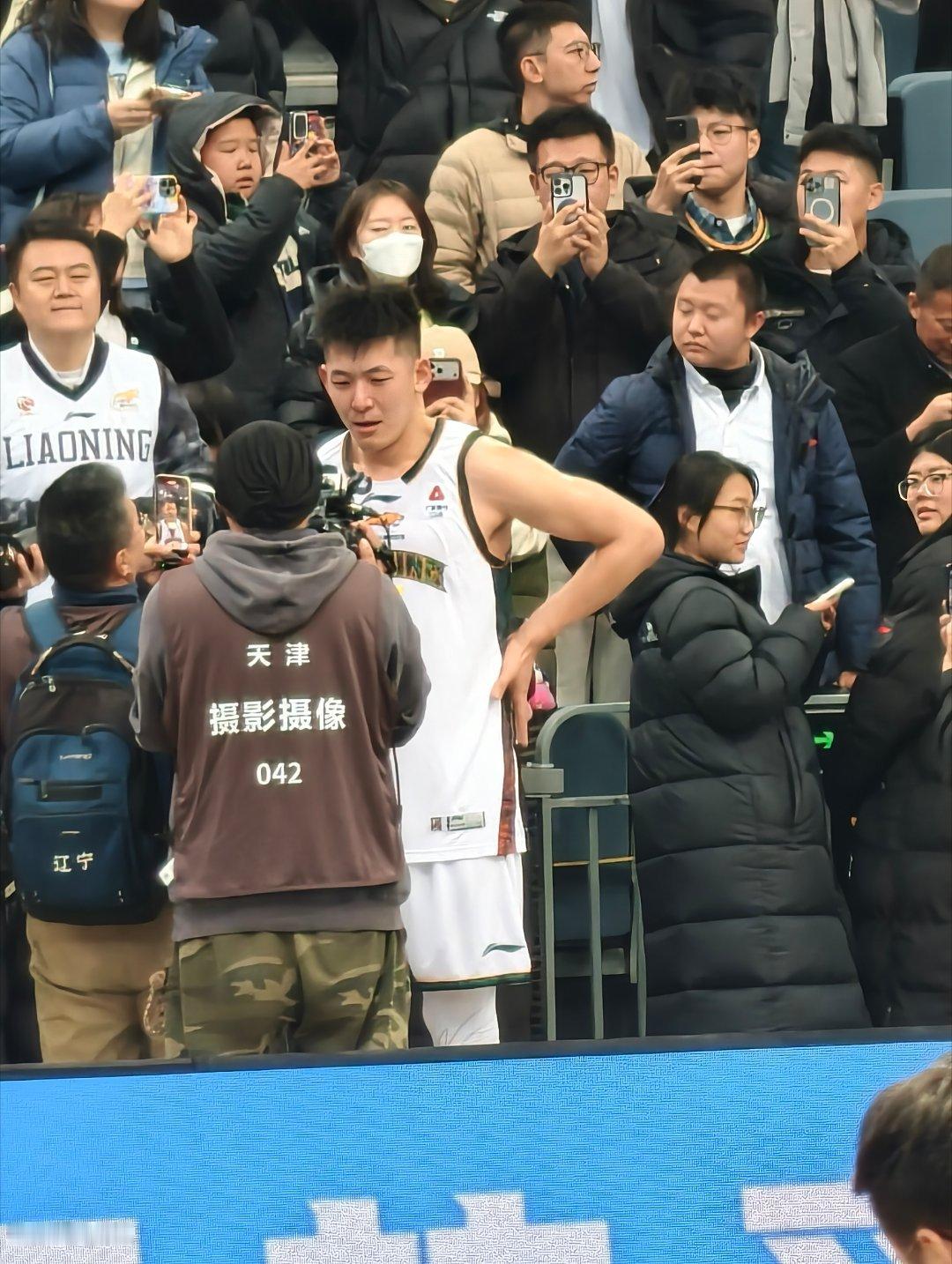 天津男篮vs辽宁男篮没想到主教练采访和张陈采访是同步的，就在球员席后面开始了。 