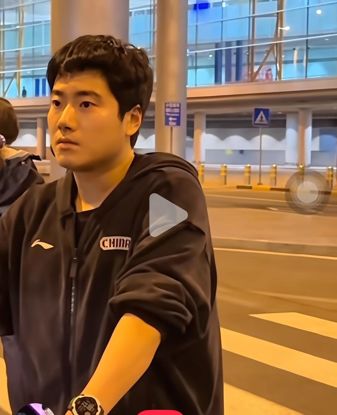 梁靖崑在成都封闭训练结束后瘦了很多——满身伤病还在为国而战值得敬佩！
4月23日