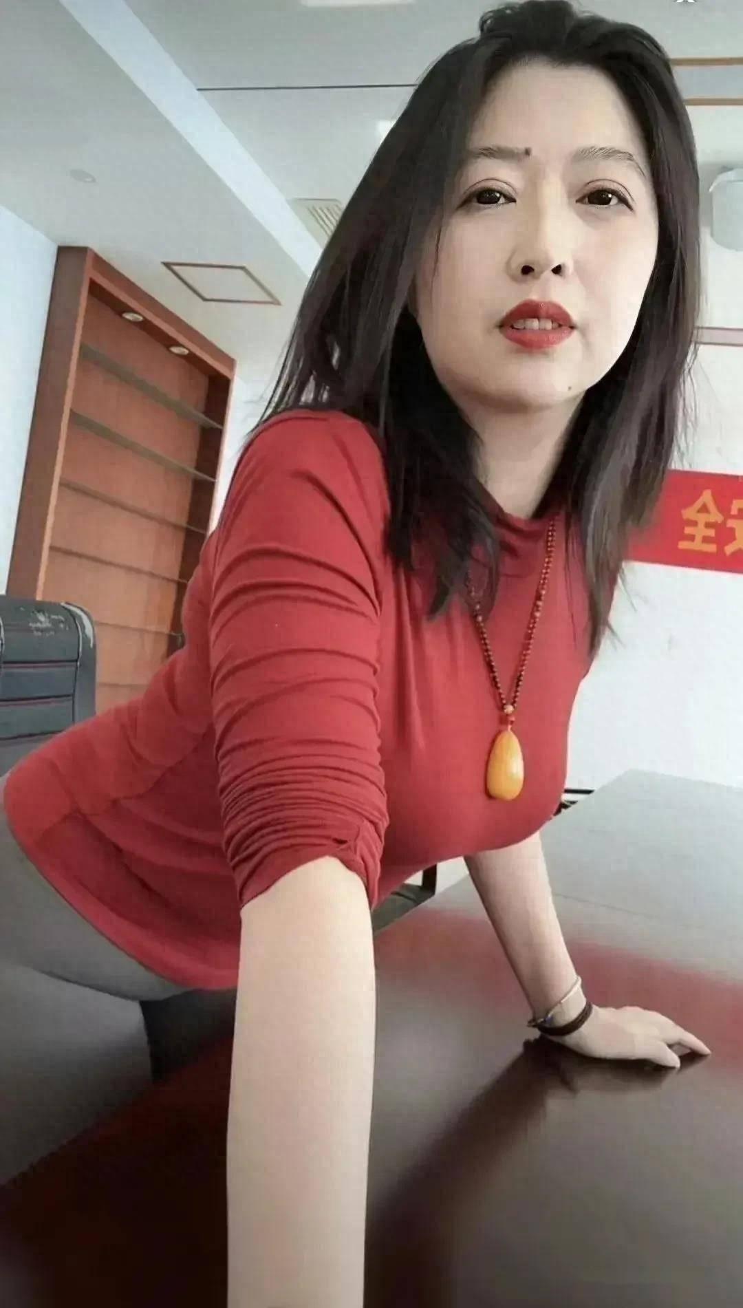 村里当干部现在是2800一个月，我在外面幼儿园当保育员也是2800一个月，现在村