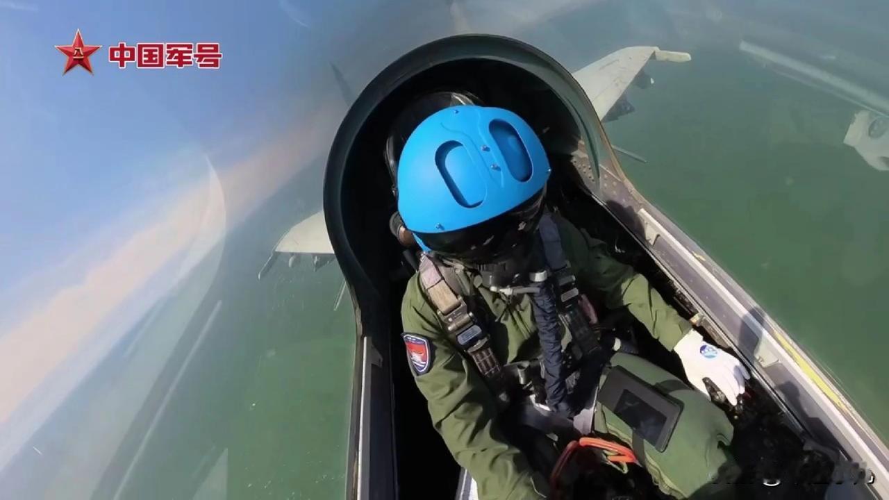 太罕见了，歼11座舱内部曝光，还真是细节满满啊……

这样的视角，确实不常见，之