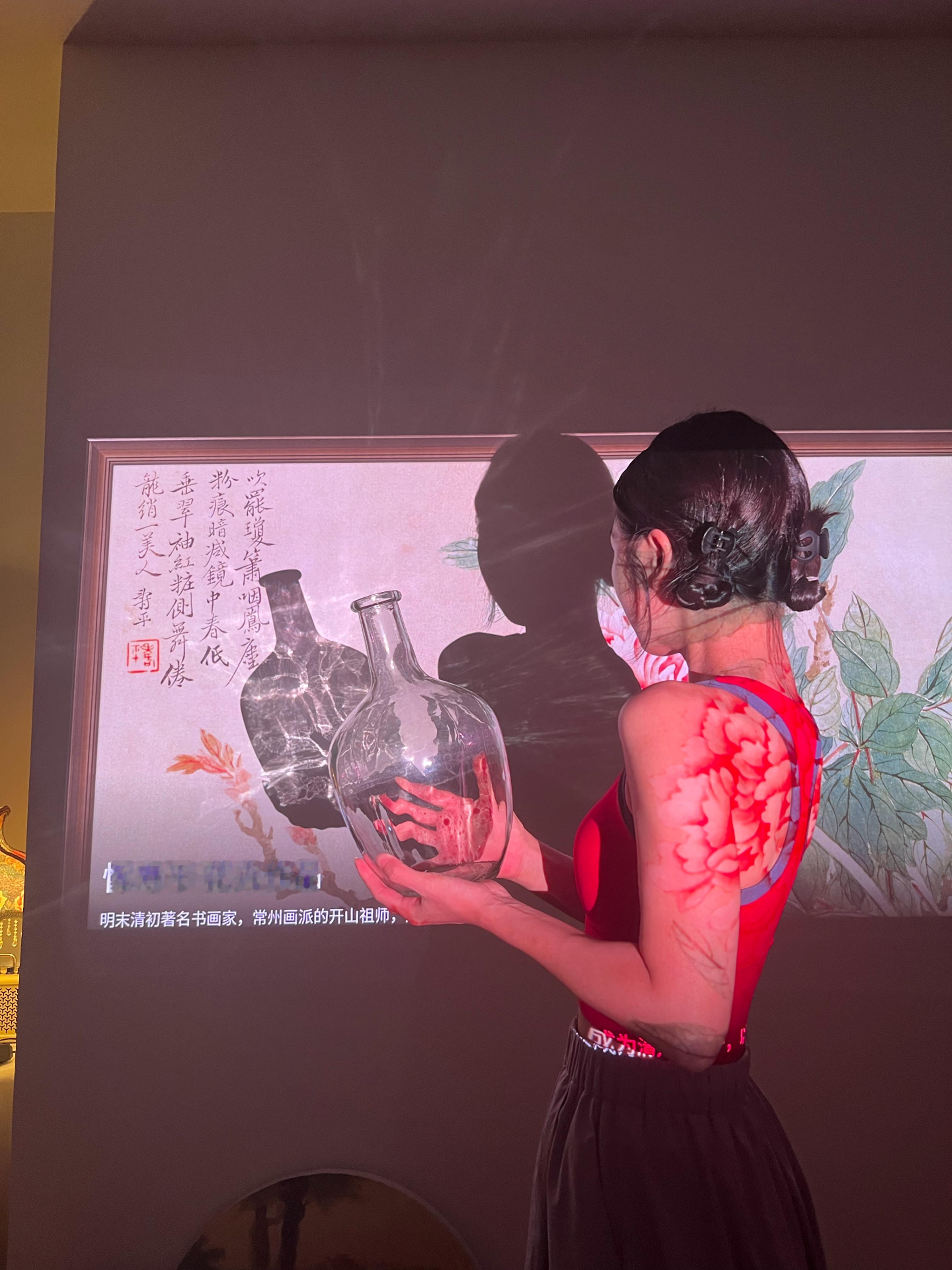 天呐！！！我刚刚抱着这个花瓶！刚好经过投影仪刚好光打在瓶子上！！！！刚好花纹又照
