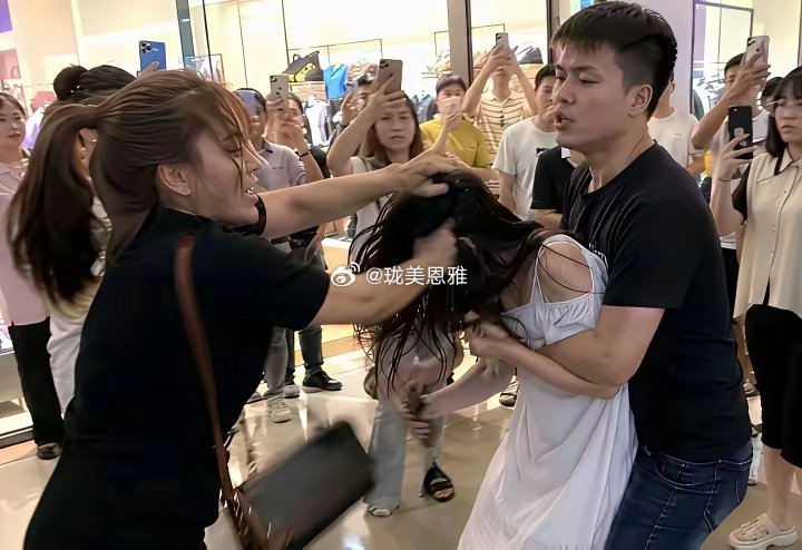 原配抓小三，在商场大战！ 