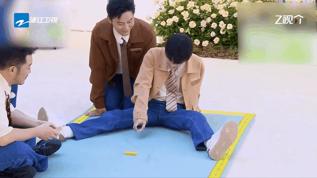 #周深钝角老腰# 在《奔跑吧·生态篇》第二期节目中贡献的名场面🈶，在体前屈摆积