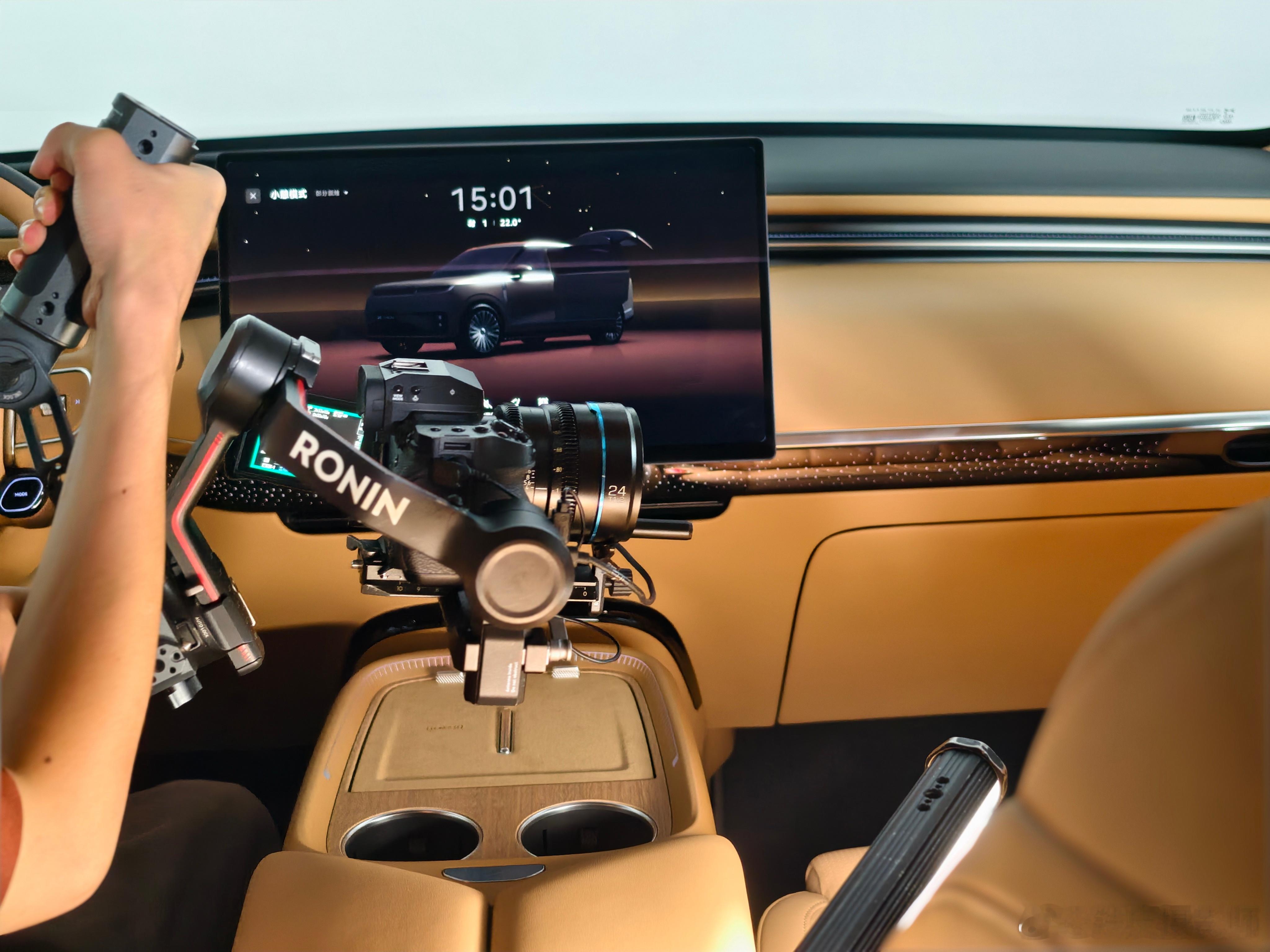 前两天发的小鹏 GX 视频，画面都是团队的几个小伙伴在指引下一个个拍下来的，成品